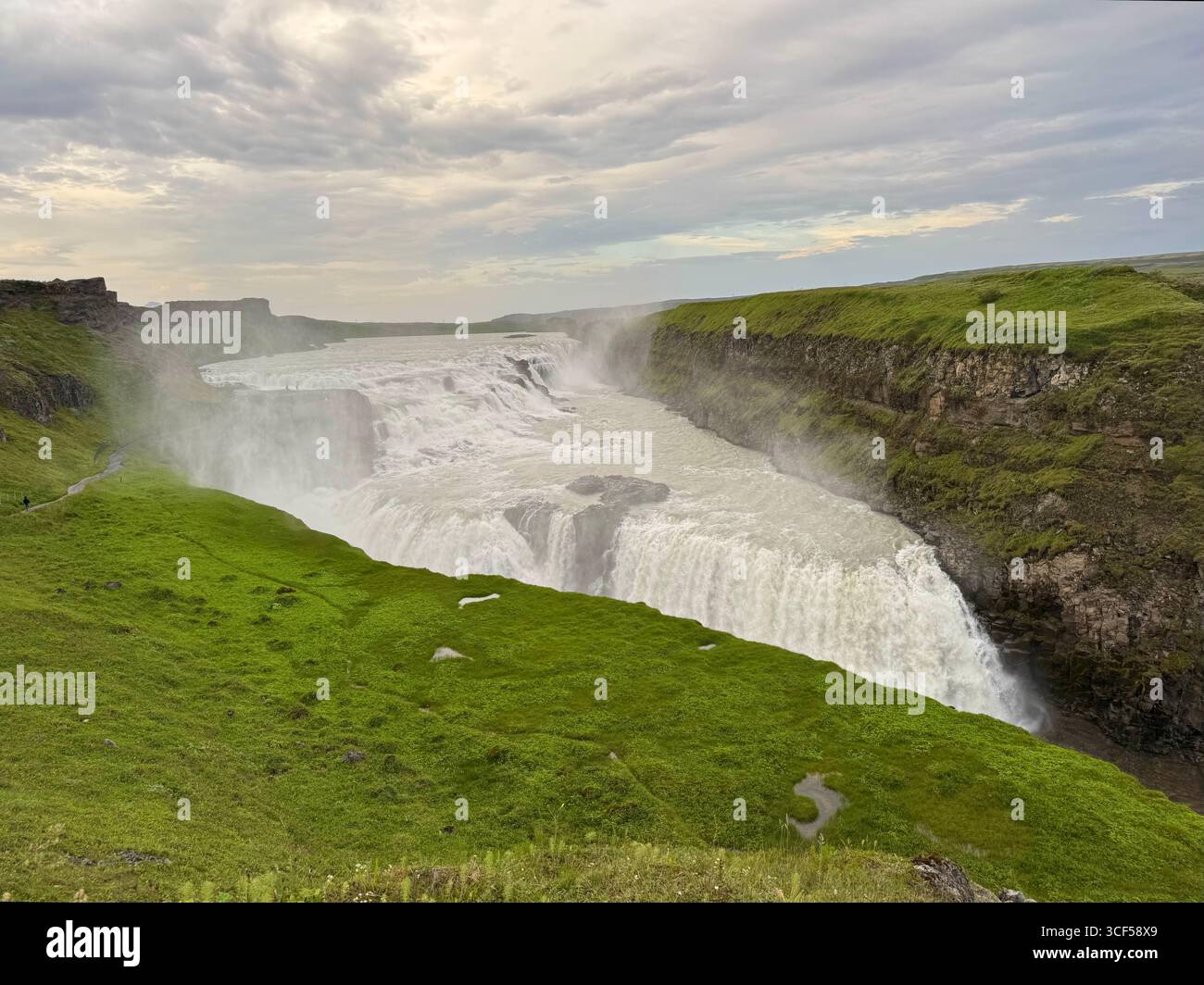 Üppige Sommerlandschaft und atemberaubender Blick auf den mächtigen Gullfoss. - Smartphone-aufgenommenes Stockfoto
