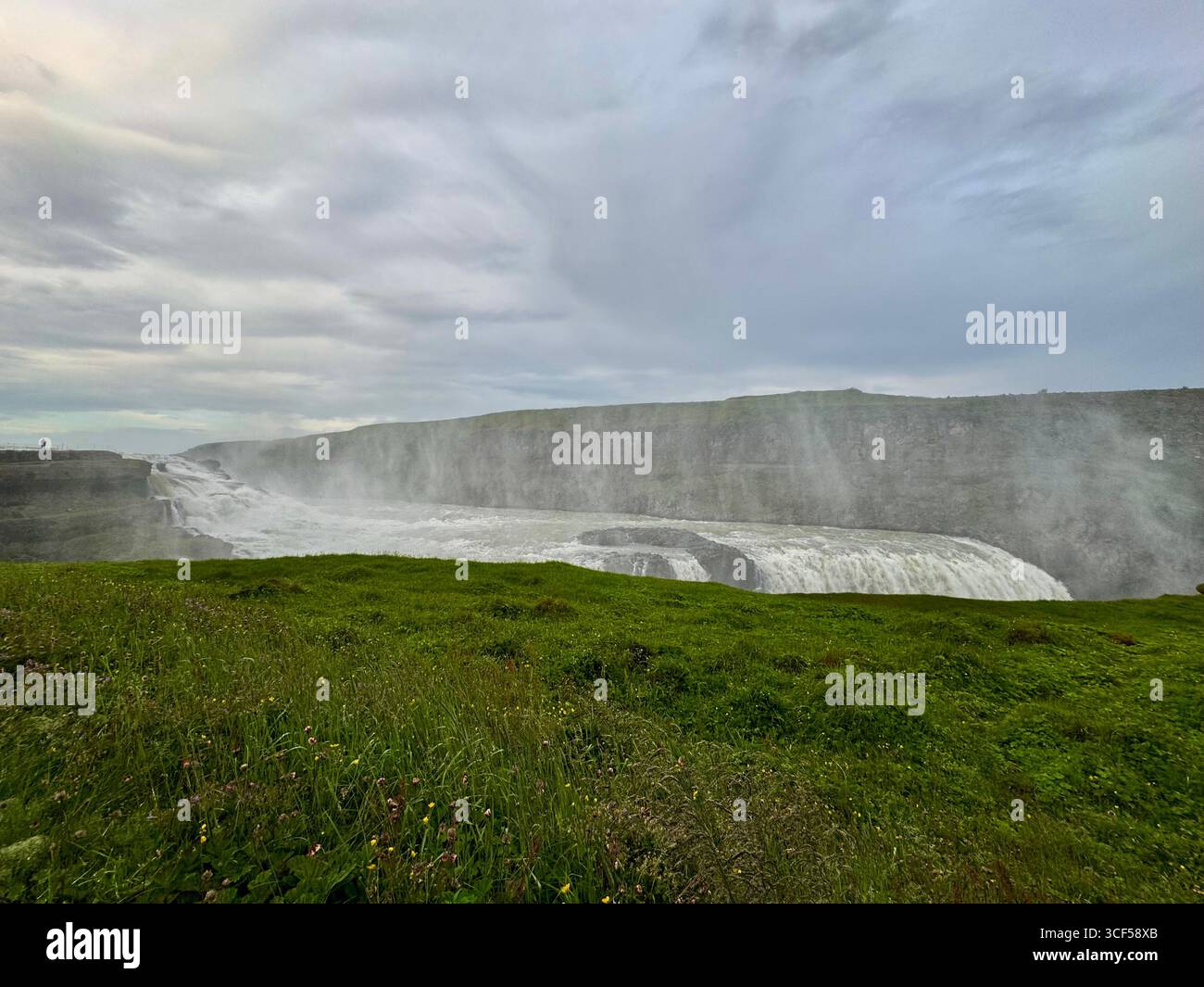 Mauern aus Nebel, die vom Gullfoss-Wasserfall aufsteigen. - Smartphone-aufgenommenes Stockfoto