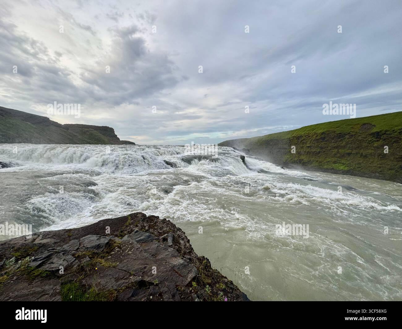 Rauschendes Wasser auf der Spitze des Gullfoss Wasserfalls, Südwesten Islands - Smartphone-aufgenommenes Stockfoto