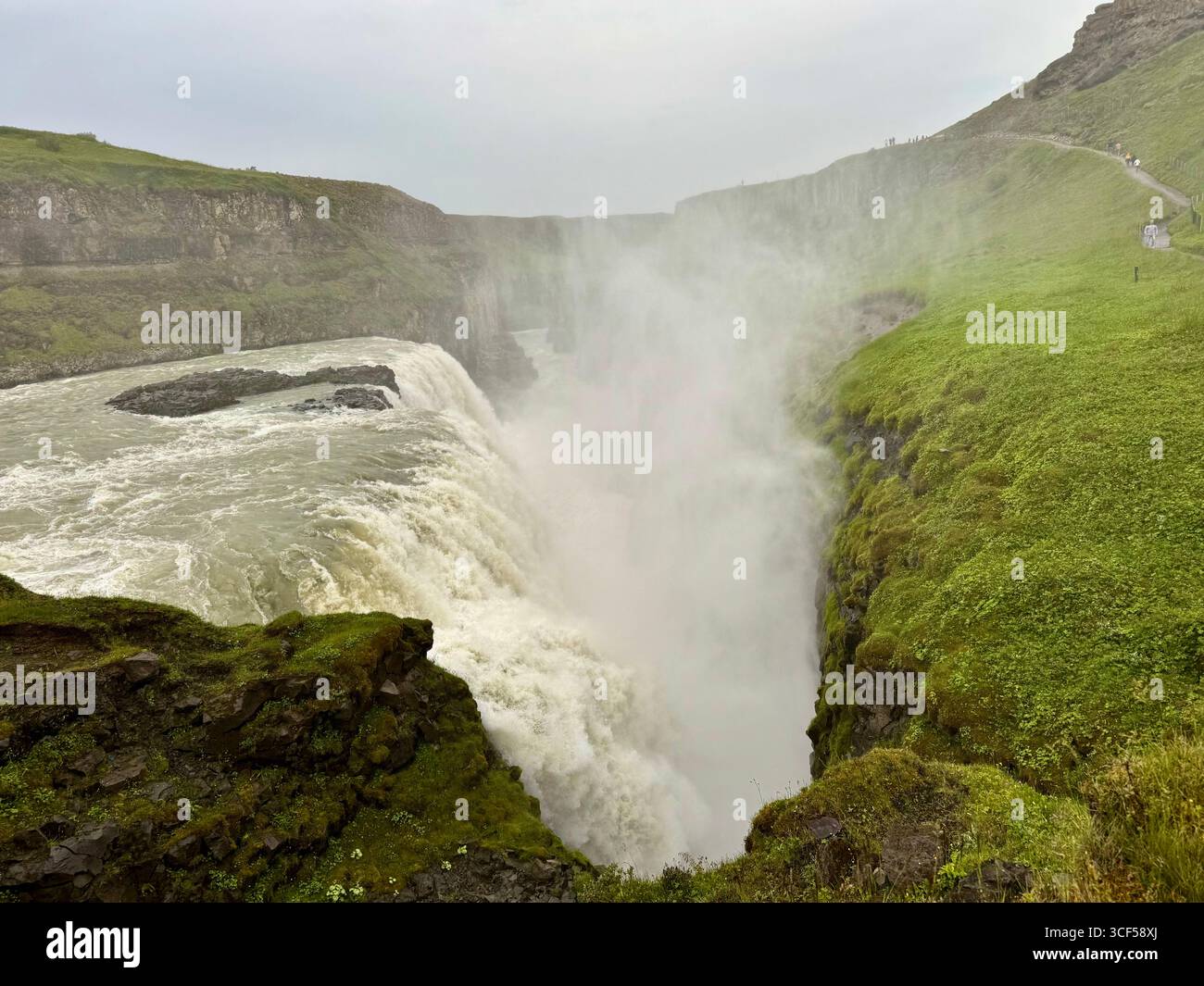 Mächtiges Wasser stürzt bei Gullfoss herunter. - Smartphone-aufgenommenes Stockfoto
