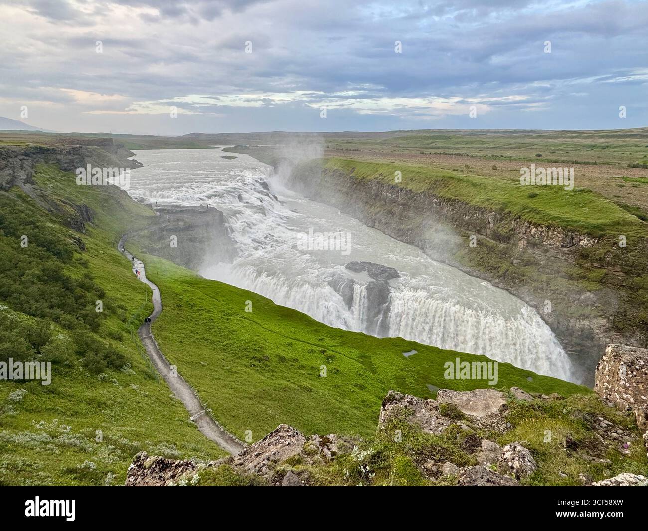 Beeindruckender Gullfoss-Wasserfall im Süden Islands. - Smartphone-aufgenommenes Stockfoto