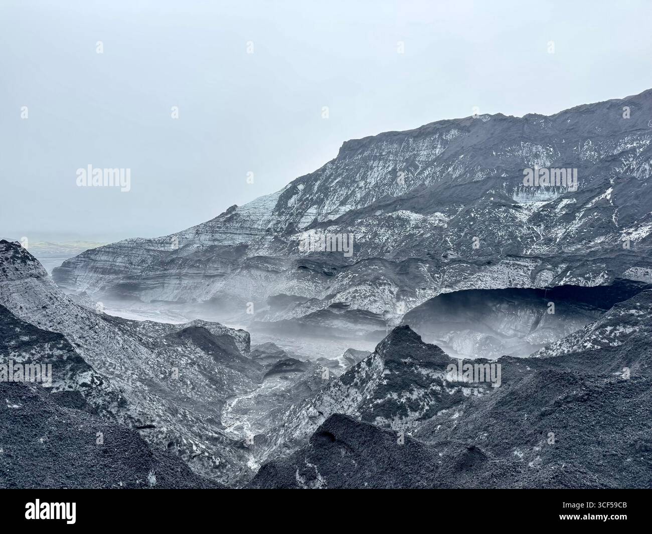 Eine Schwaschung von Schwarz, Grau und weiß an Land und Himmel. Katla Geopark im Sommer. Stockfoto