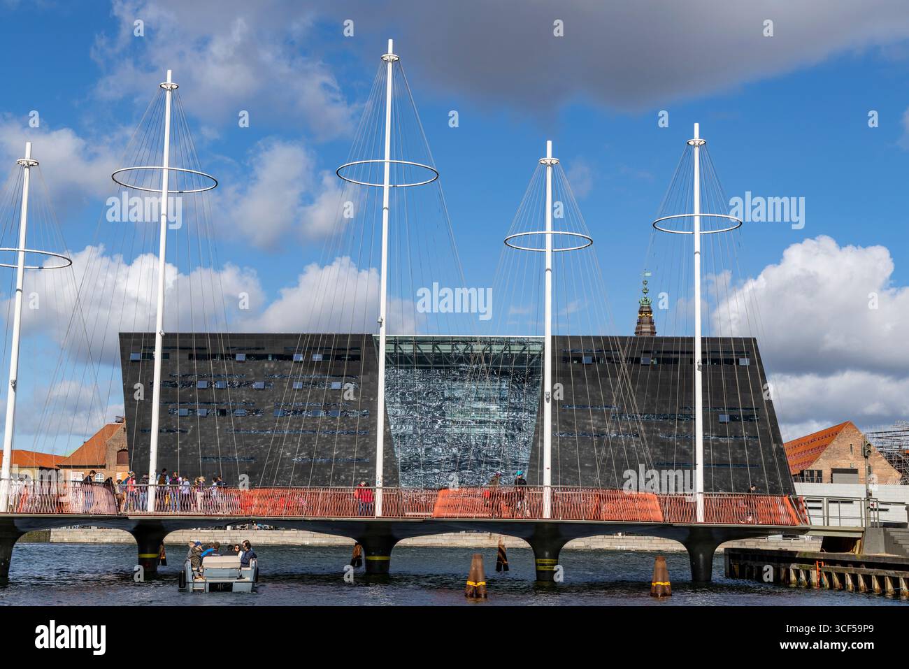 Kopenhagen, Dänemark, das Black Diamond Gebäude eine Erweiterung der Königlich Dänischen Bibliothek, mit schwarzem Granit verkleidet und auf der Insel Slotsholmen gelegen Stockfoto