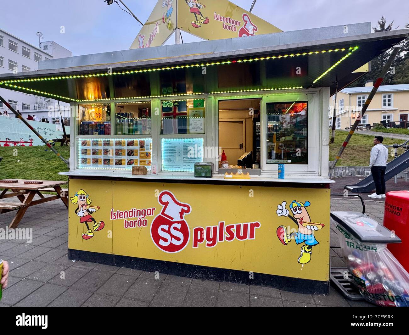 Der Pylsuvagninn Hot Dog Stand bietet das ganze Jahr über eine umfangreiche Liste der ikonischen isländischen Hot Dog Gerichte. Stockfoto