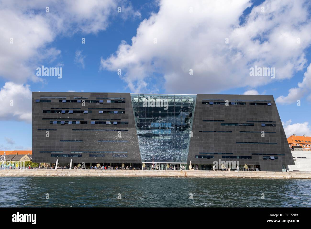 Kopenhagen, Dänemark, die Erweiterung des Black Diamond Gebäudes zur Königlich Dänischen Bibliothek, mit schwarzem Granit verkleidet und auf der Insel Slotsholmen gelegen Stockfoto