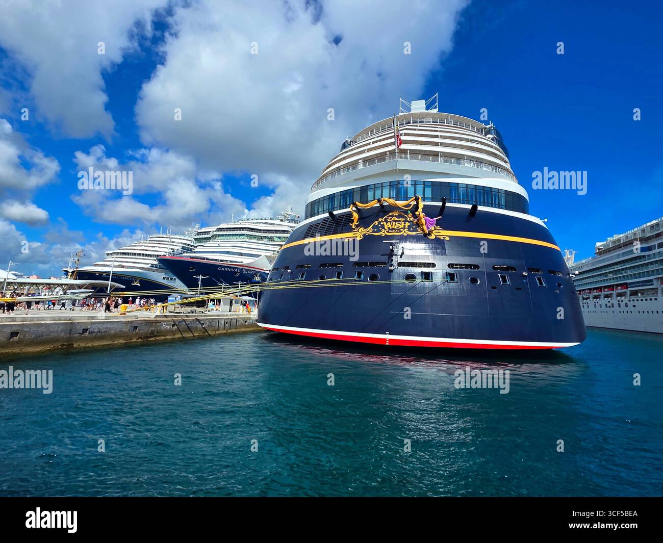 Die Carnival Cruise Schiffe Glory und die Venezia zusammen mit dem Disney World Cruise Schiff Wish besuchen Nassau auf den Grand Bahamas . Erstellt 06.23.25 Stockfoto