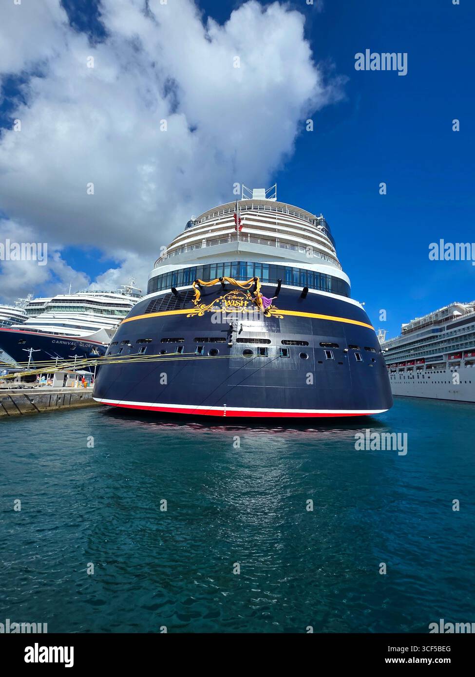 Das Disney World Cruise Schiff Wish besucht Nassau auf den Grand Bahamas. Erstellt 06.23.25 Stockfoto