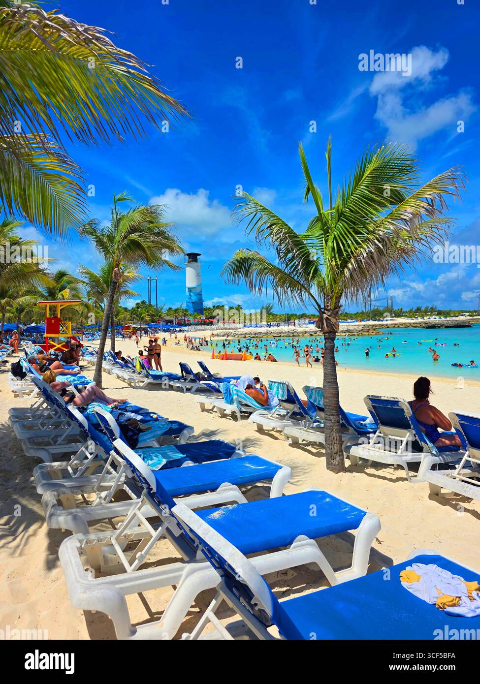 Badegäste und Schwimmer auf der Great Stirrup Cay Private Island im Besitz der Norwegian Cruise Line NCL auf den Bahamas in der östlichen Karibik. 06.25.25 Stockfoto