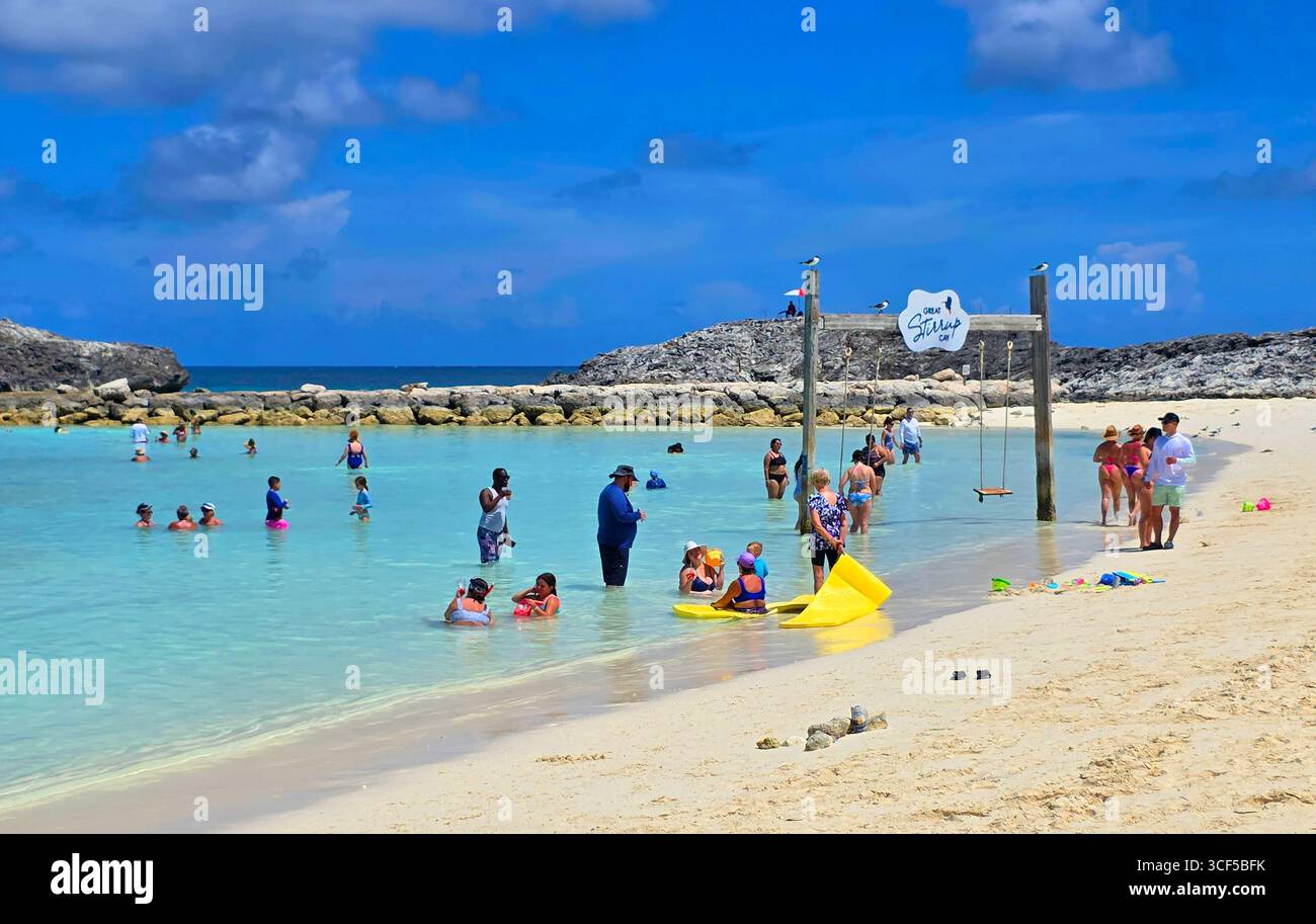 Badegäste und Schwimmer auf der Great Stirrup Cay Private Island im Besitz der Norwegian Cruise Line NCL auf den Bahamas in der östlichen Karibik. 06.25.25 Stockfoto