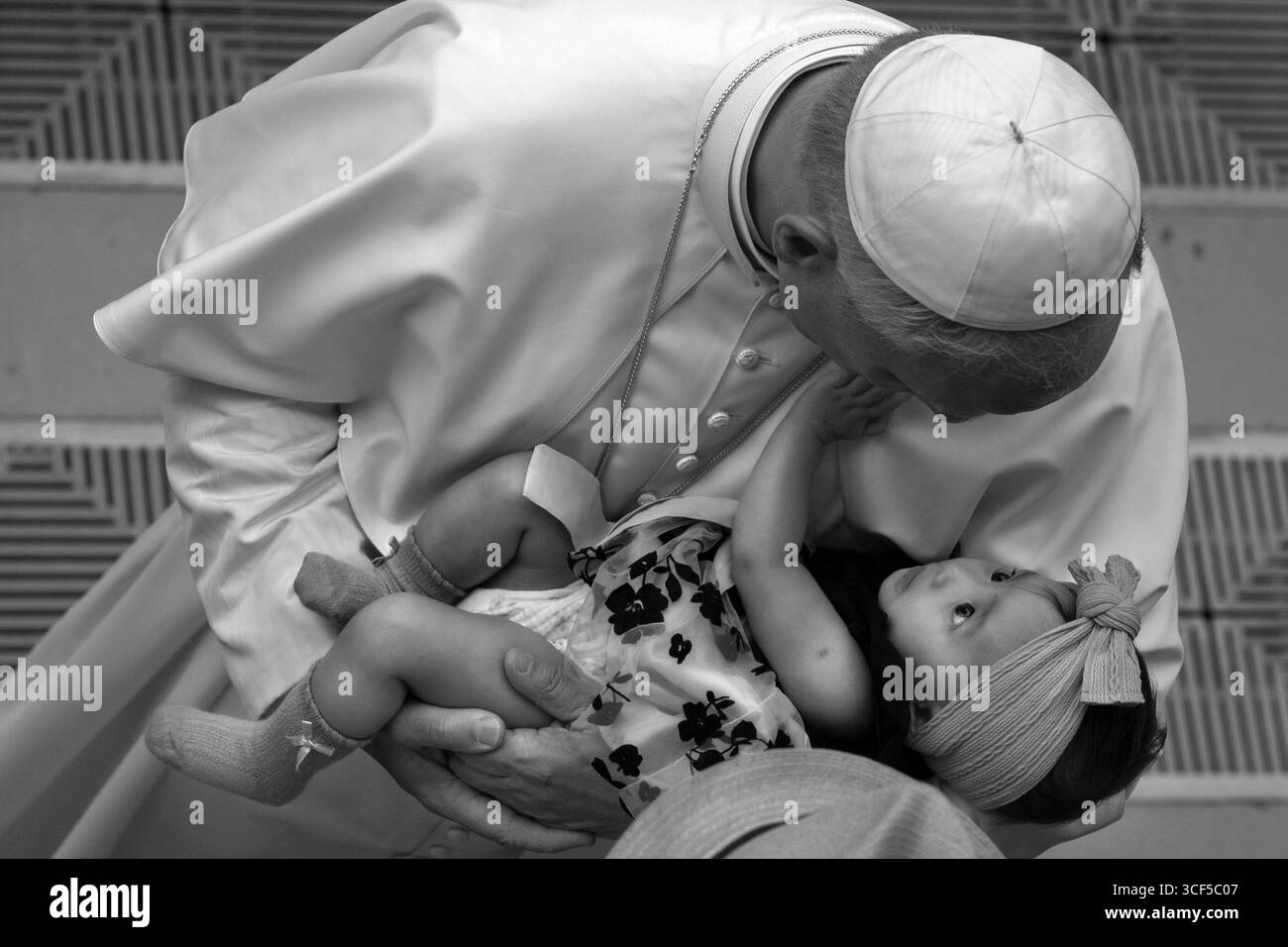 Vatikanstadt, Vatikan, 20. August 2025. Papst Leo XIV. Hielt ein neugeborenes Mädchen in den Armen während seiner wöchentlichen Generalaudienz im Saal Paul VI. Im Vatikan. Maria Grazia Picciarella/Alamy Live News Stockfoto
