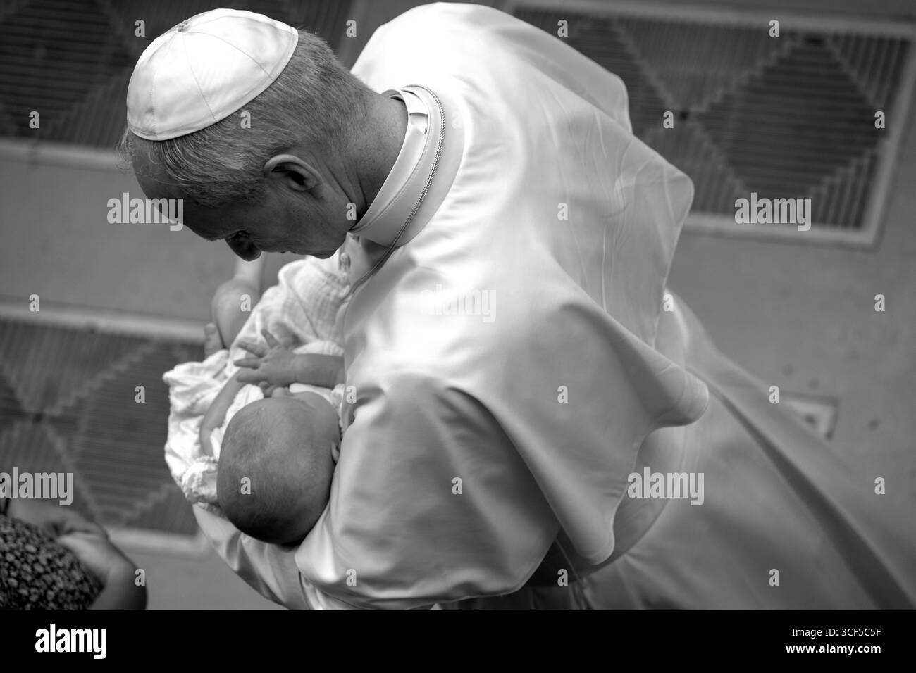 Vatikanstadt, Vatikan, 20. August 2025. Papst Leo XIV. Hielt ein neugeborenes Baby in den Armen während seiner wöchentlichen Generalaudienz im Saal Paul VI. Im Vatikan. Maria Grazia Picciarella/Alamy Live News Stockfoto