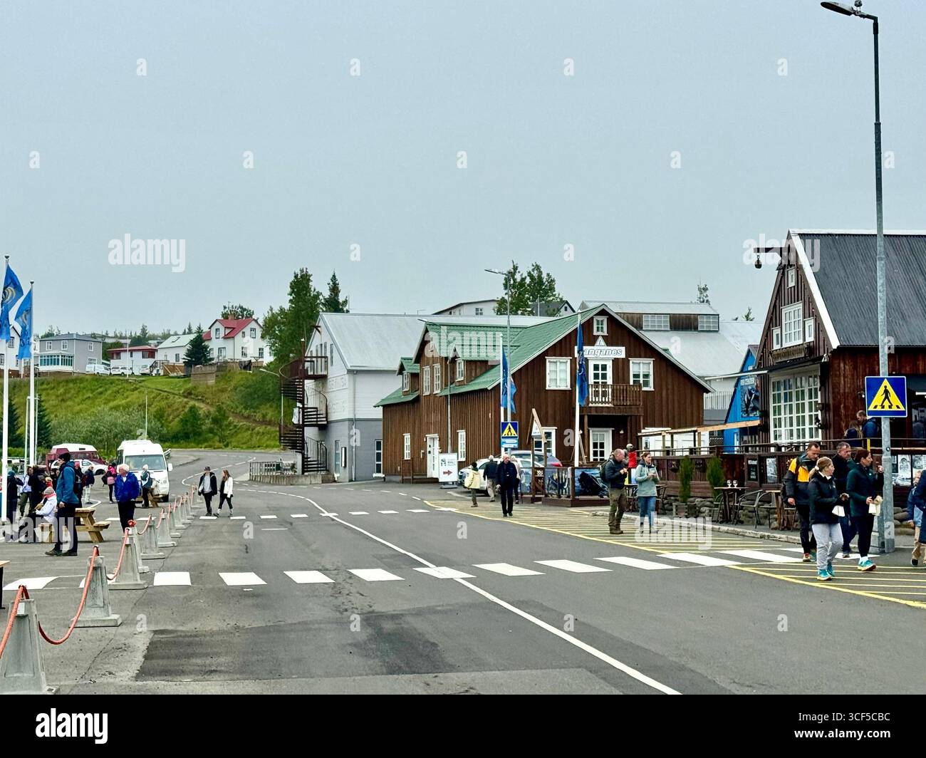 Das charmante Fischerdorf Husavik ist bekannt als die Walhauptstadt Islands. Der Sommer ist die beste Zeit für Touristen, um eine Walbeobachtungstour zu Unternehmen. - Smartphone-aufgenommenes Stockfoto