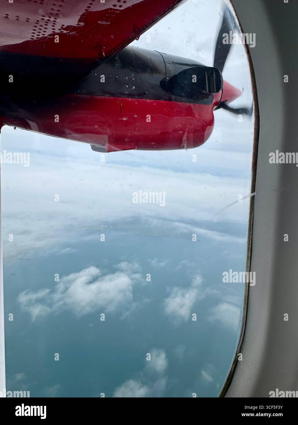 Blick aus dem Fenster eines kleinen Flugzeugs, das von Akureyri nach Grimsey Island fährt - Smartphone-aufgenommenes Stockfoto