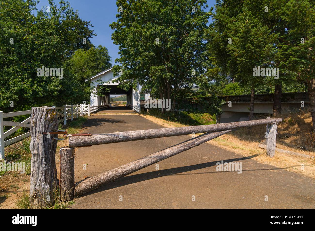 Crawfordsville gedeckte Brücke, Calapooia Fluss, Linn County, Oregon, USA. Von Linn County erbaut im Jahr 1932 mit einem offenen Dachstuhl Stil dieser überdachten Brücke sp Stockfoto