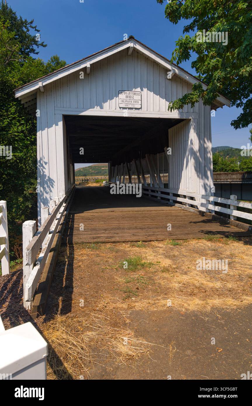 Crawfordsville gedeckte Brücke, Calapooia Fluss, Linn County, Oregon, USA. Von Linn County erbaut im Jahr 1932 mit einem offenen Dachstuhl Stil dieser überdachten Brücke sp Stockfoto
