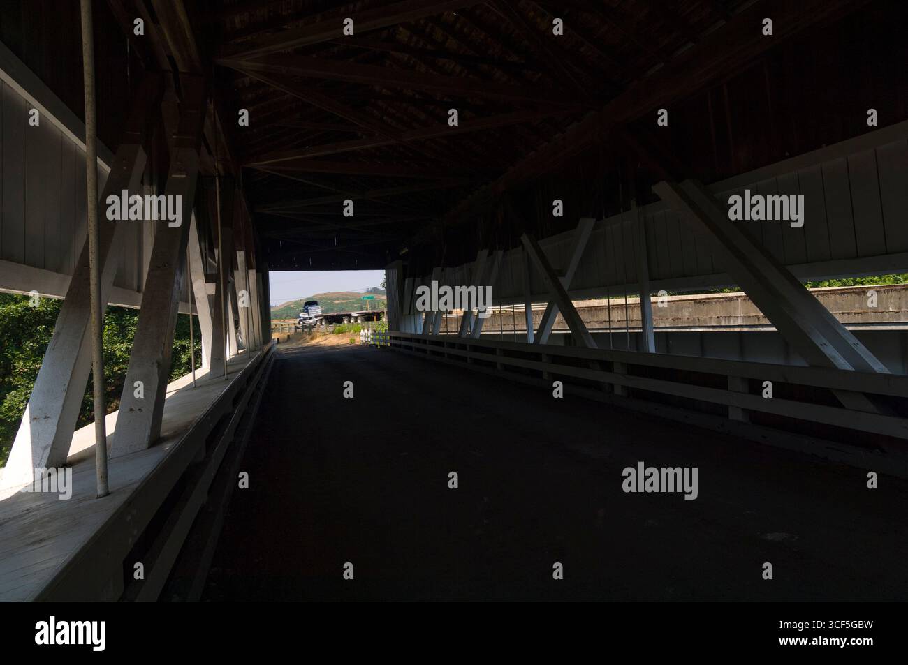 Crawfordsville gedeckte Brücke, Calapooia Fluss, Linn County, Oregon, USA. Von Linn County erbaut im Jahr 1932 mit einem offenen Dachstuhl Stil dieser überdachten Brücke sp Stockfoto