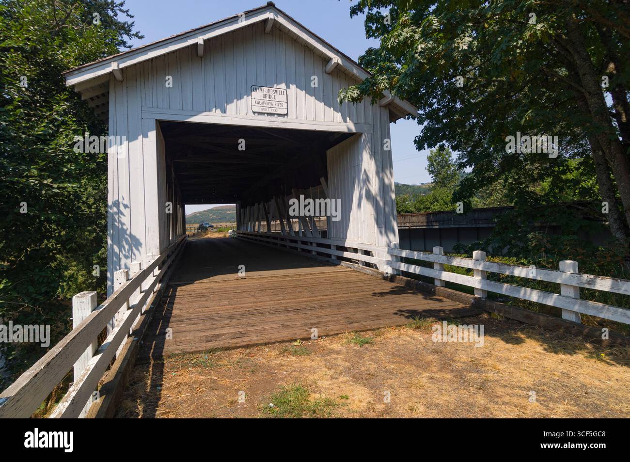 Crawfordsville gedeckte Brücke, Calapooia Fluss, Linn County, Oregon, USA. Von Linn County erbaut im Jahr 1932 mit einem offenen Dachstuhl Stil dieser überdachten Brücke sp Stockfoto