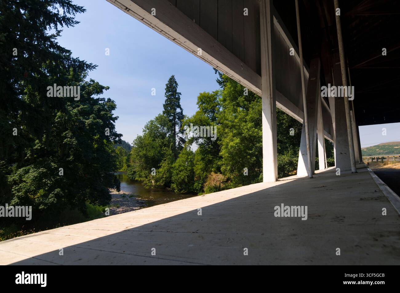 Crawfordsville gedeckte Brücke, Calapooia Fluss, Linn County, Oregon, USA. Von Linn County erbaut im Jahr 1932 mit einem offenen Dachstuhl Stil dieser überdachten Brücke sp Stockfoto