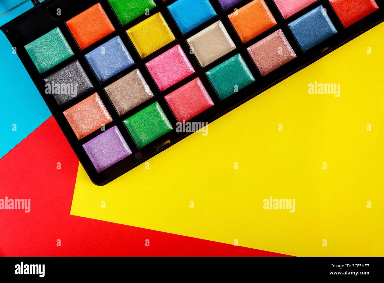 Lebendige Kreide auf einer hellen geometrischen Oberfläche sorgt für kreative Inspiration. Stockfoto