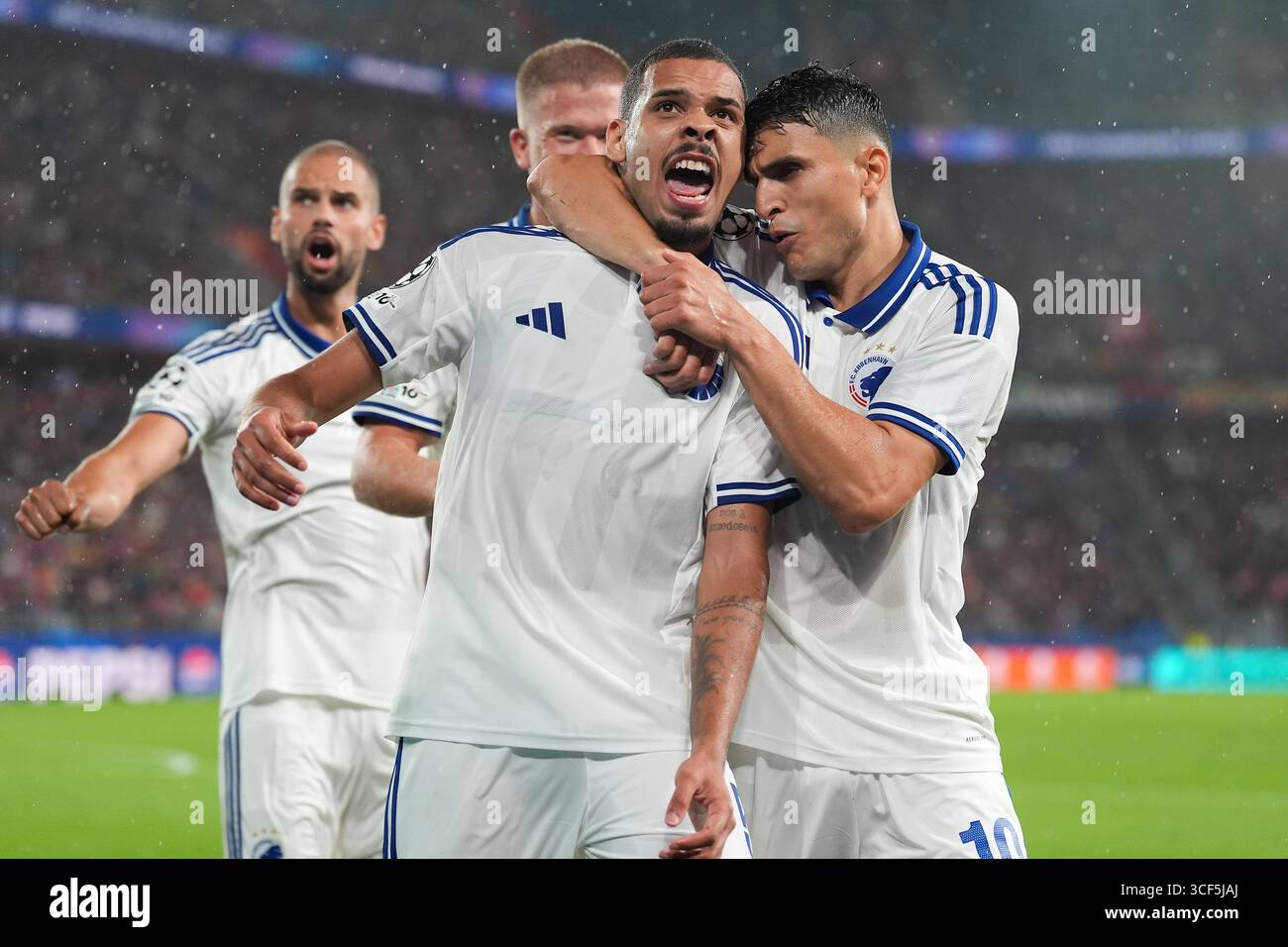 Basel, Schweiz. August 2025. Gabriel Pereira (FC Kopenhagen, Platz 5) und Mohamed Elyounoussi (FC Kopenhagen, Platz 10) feiern nach einem Tor beim FC Basel 1893 gegen den FC Kopenhagen, UEFA Champions League Spiel in Basel, Schweiz, 20. August 2025 Credit: Independent Photo Agency/Alamy Live News Stockfoto