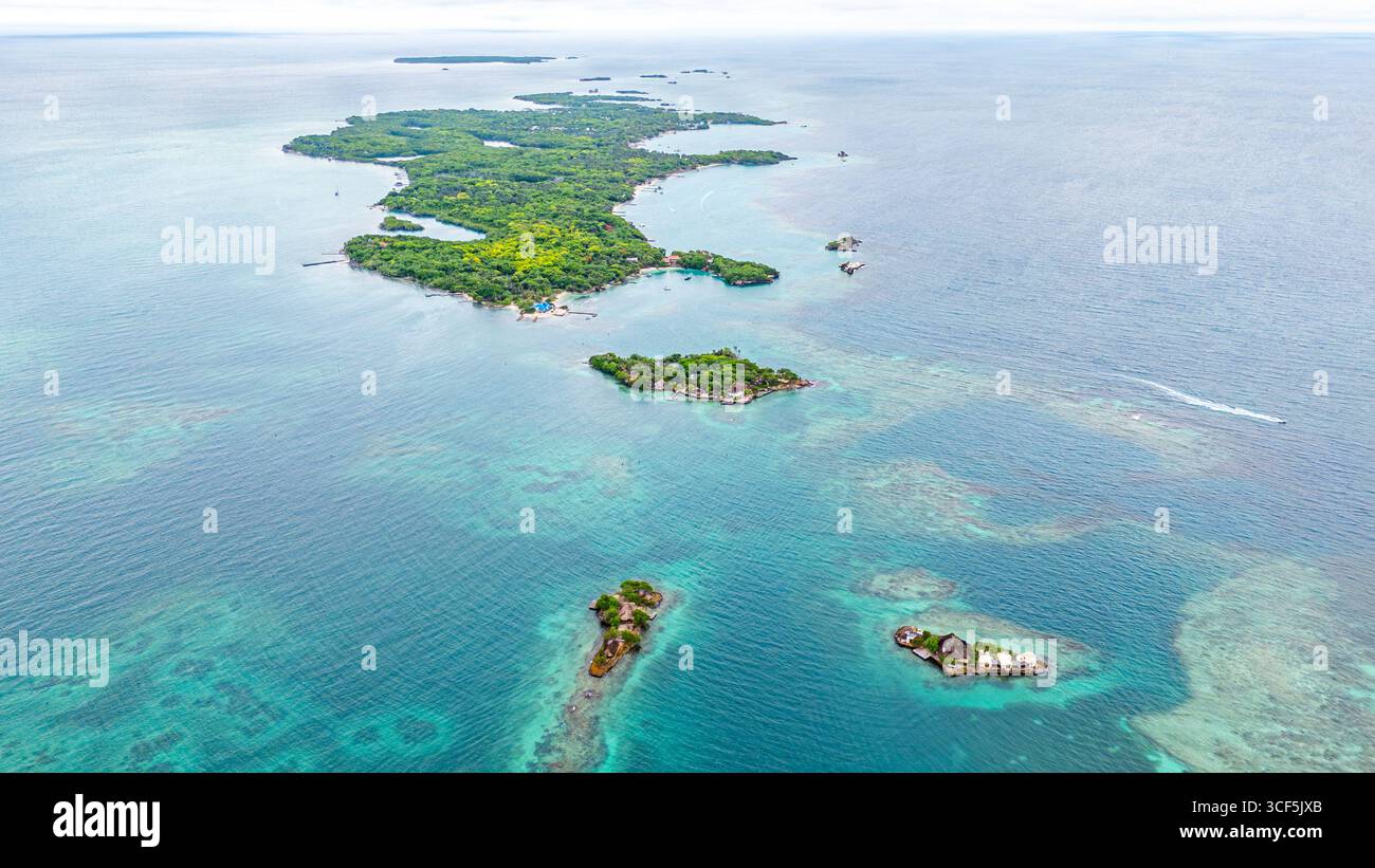 Atemberaubender Blick aus der Vogelperspektive auf die üppigen Rosario-Inseln in der Nähe von Cartagena, Kolumbien, mit türkisfarbenem Wasser und lebhaftem Grün. Stockfoto