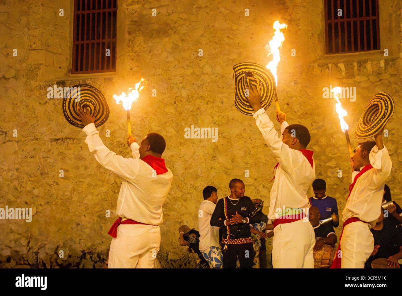 Cartagena, Kolumbien - 20. August 2025 - Tänzer treten bei einem lebhaften Kulturfestival im historischen Zentrum mit Feuer auf und zeigen lokale Traditionen. Stockfoto