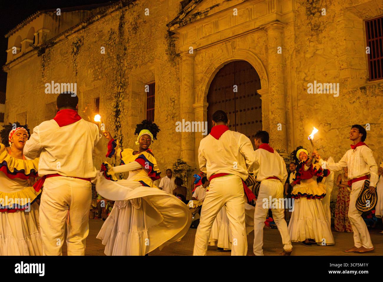 Cartagena, Kolumbien - 20. August 2025 - Eine lebendige Tanzvorführung mit traditionellen Kostümen und lebhaften Bewegungen im historischen Zentrum. Stockfoto
