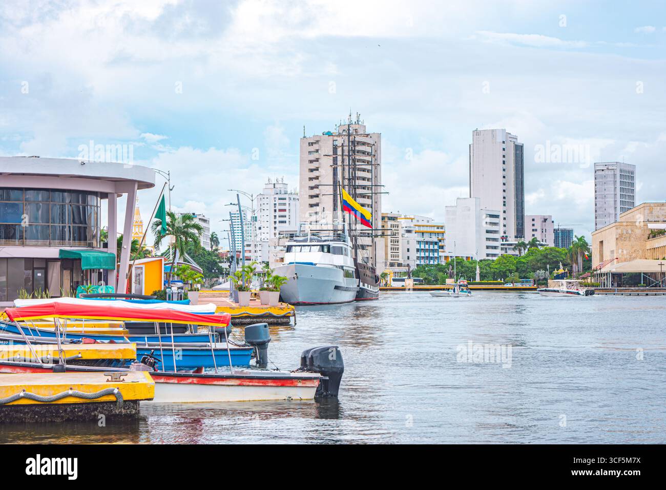 Wunderschöne Yachtszene in Cartagena, Kolumbien, mit farbenfrohen Booten und modernen Gebäuden entlang des Ufers. Stockfoto