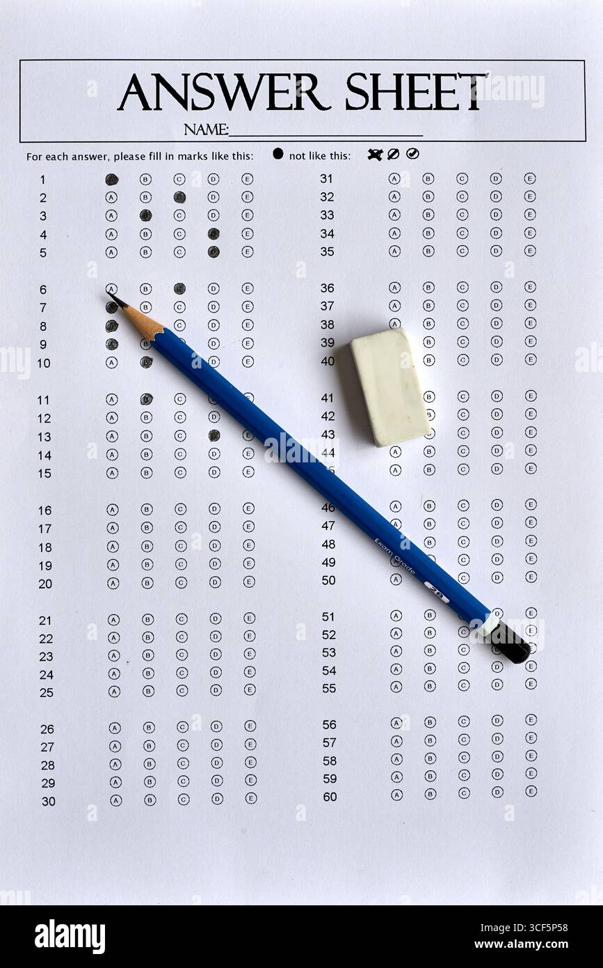 Ein Antwortbogen liegt auf einer Ebenen Fläche, begleitet von einem blauen Bleistift und einem Radiergummi. Das Blatt enthält Multiple-Choice-Fragen, die Vorbereitungen enthalten Stockfoto