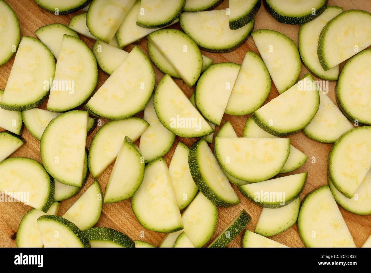 Überkopf-Schuss von geschnittenem Zucchini auf Schneidebrett Stockfoto