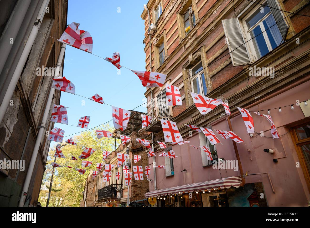 Straße mit georgianischen Flaggen in der Altstadt von Tiflis, Georgien am 4. April 2025 Stockfoto
