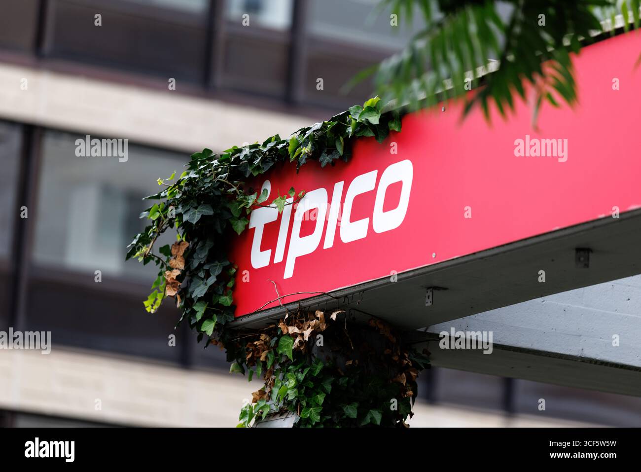 München, Deutschland. August 2025. Das tipico-Logo ist in einem Wettbüro in München (Bayern) zu sehen. Tipico ist ein internationaler Anbieter von Sportwetten, Casinospielen und einer Reihe von Spielen mit Sitz in Malta. In Deutschland gibt es mehr als 1000 verschiedene Niederlassungen des Unternehmens. (Beschriftung, Symbolbild, Symbolfoto, Illustration, Symbolfoto, illustratives Foto, Themenbild, allgemeines Bild, Themenfoto) Credit: Matthias Balk/dpa/Alamy Live News Stockfoto
