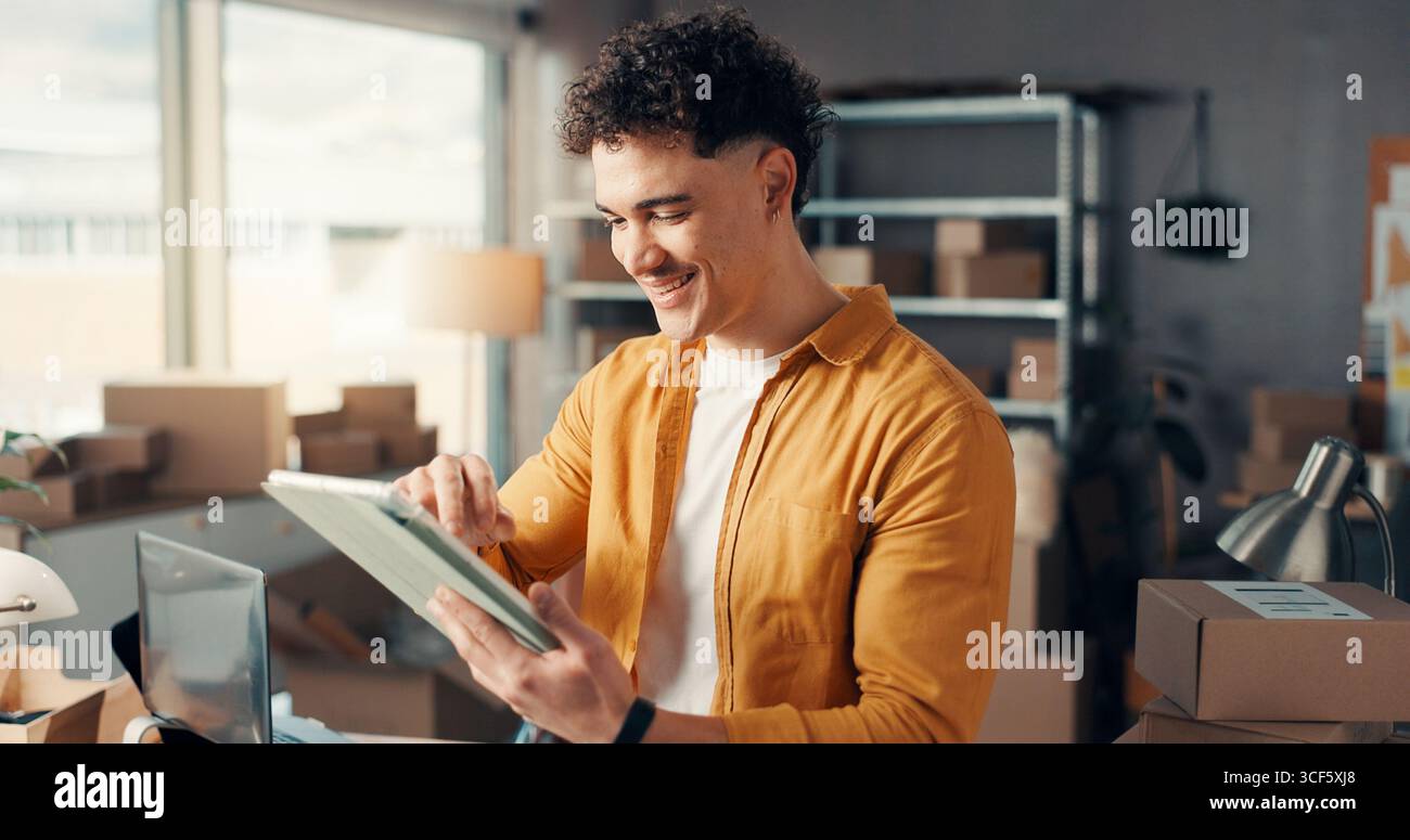 Tablet, Smile und Mann im Büro für Vertrieb, Bestandsverwaltung oder Online-Rezensionen. Technologie, Distributor und App für den Versand in kleinen Stückzahlen Stockfoto