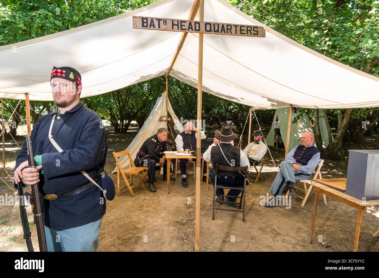 Wachposten mit Gewehr, die am Eingang zum Hauptquartier des Bataillons während eines Bürgerkriegs-Nachstellungs-Lagers auf der Dorris Ranch Living History Farm, S, stehen Stockfoto