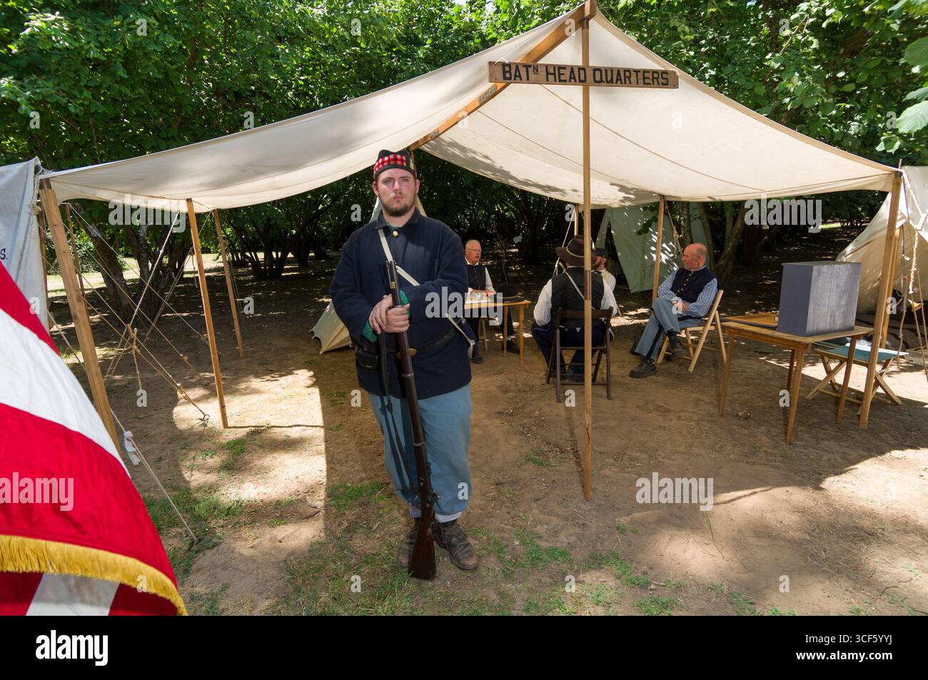 Wachposten mit Gewehr, die am Eingang zum Hauptquartier des Bataillons während eines Bürgerkriegs-Nachstellungs-Lagers auf der Dorris Ranch Living History Farm, S, stehen Stockfoto