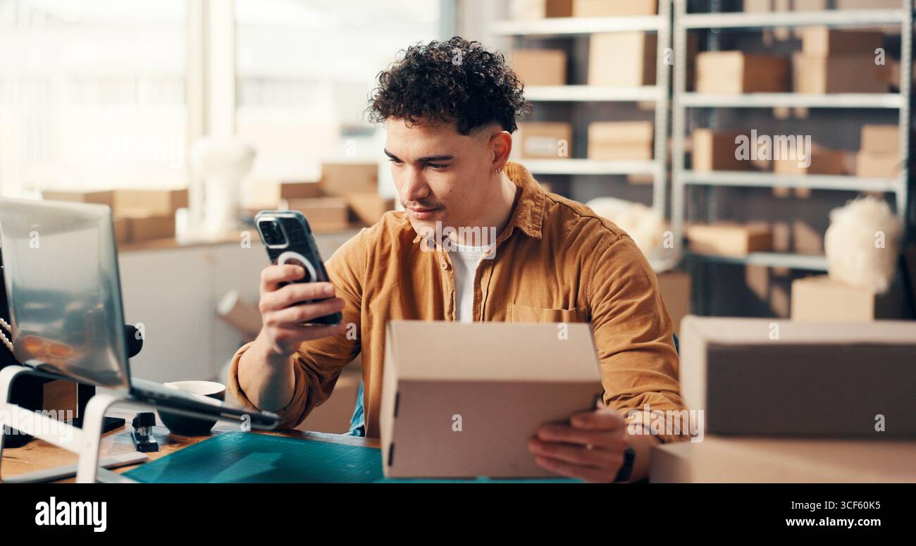 Box, Telefon und Lieferkette mit Mann im Vertriebsbüro für Barcode-Scannen oder Paketverfolgung. Inventar, Logistik und Foto mit Mitarbeiter Stockfoto