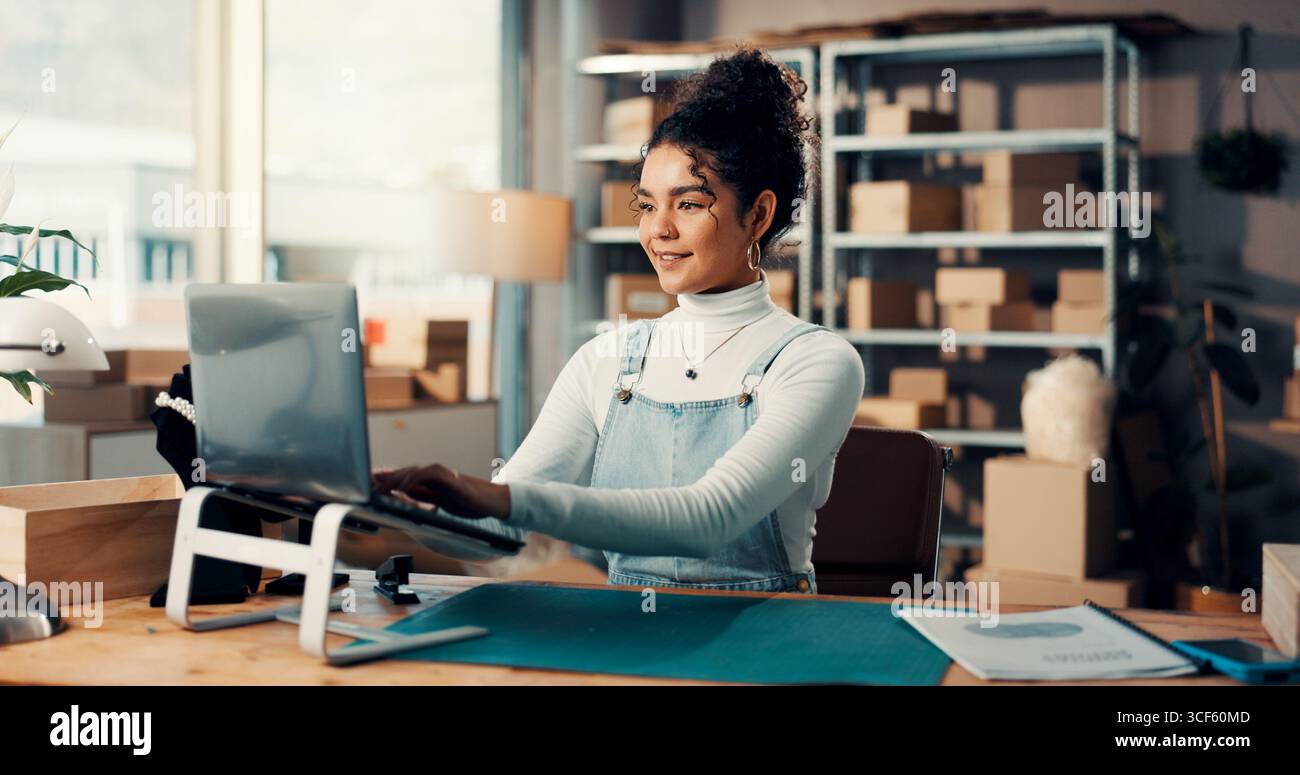 Versand, Laptop und Happy Woman Tippen im Büro für E-Commerce, Beschaffungs-E-Mail oder Verteilung. Computer, Logistikverteiler oder online für Stockfoto