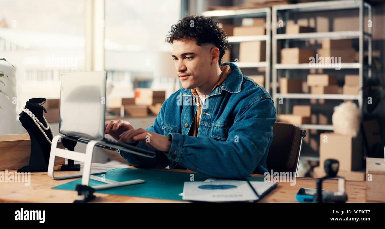 Versand, Laptop- und Manntippfunktion im Büro für E-Commerce, Beschaffungs-E-Mail oder Verteilung. Computer, Logistikverteiler und Online-Bestellung Stockfoto