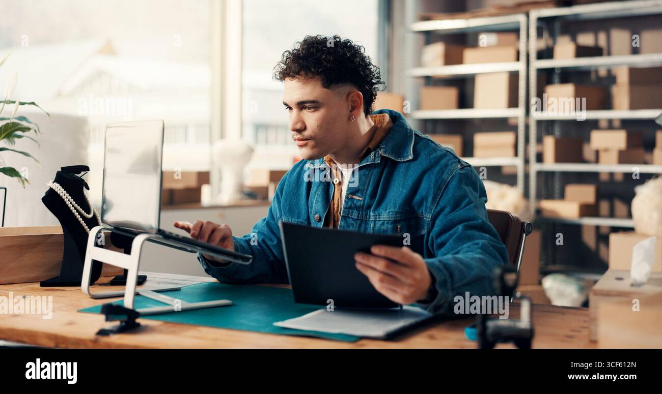 Versanddokument, Laptop und Mann im Büro für E-Commerce, Beschaffung oder Verteilung. Computer, Logistikverteiler und Papiere für Lagerbestand Stockfoto