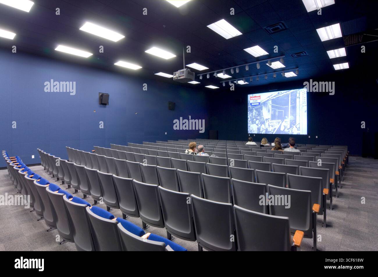 Großformat-Theater mit einem Film des 7. Dezember-Angriffs mit Originalfilm und Fotos, Pacific Aviation Museum, Ford Island, Pearl Stockfoto