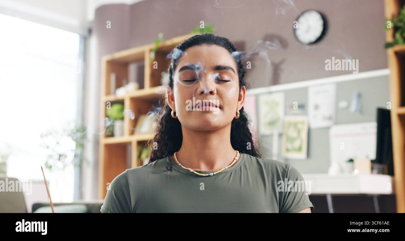 Meditation, Frau und brennender Weihrauch für Yoga, Achtsamkeit und inneren Frieden zu Hause. Aromastab, Rauch und Zen mit Person für Aromatherapie, Energie Stockfoto