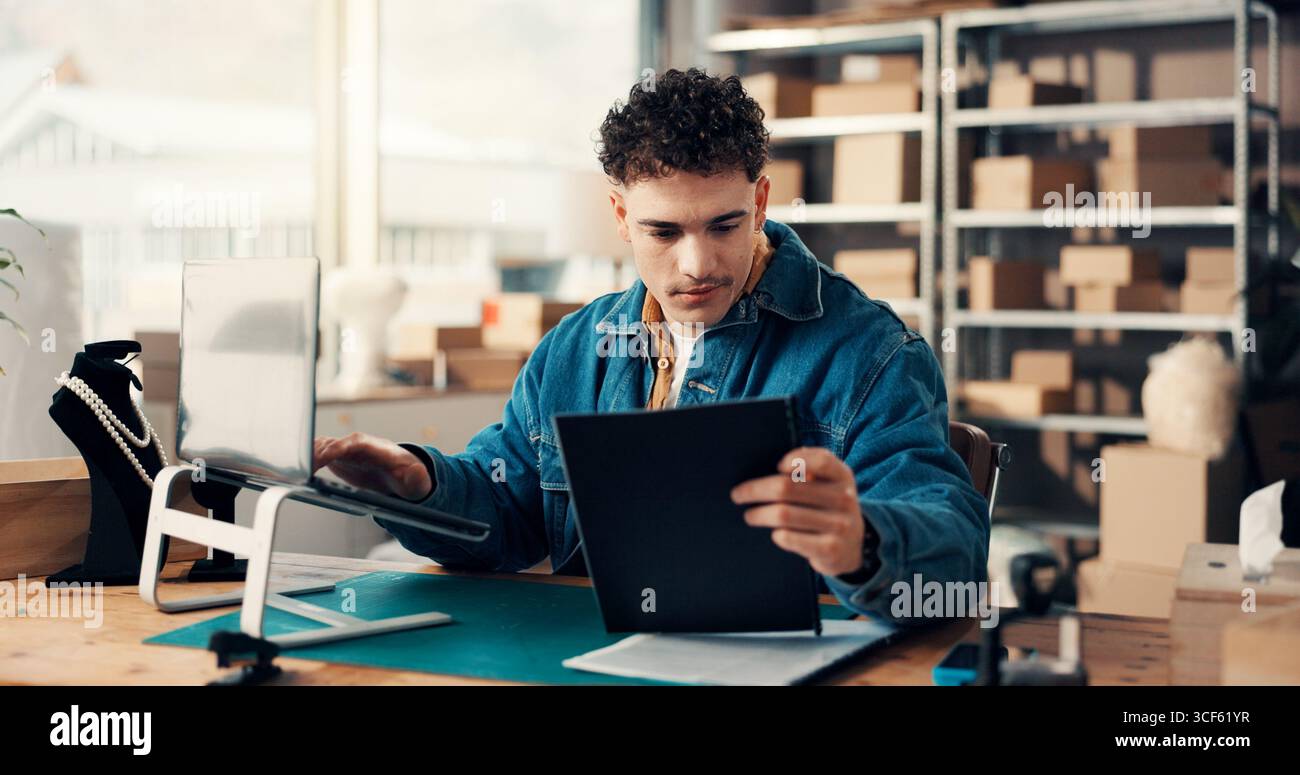 Logistikdokument, Laptop und Mann im Büro für E-Commerce, Beschaffung oder Vertrieb. Computer, Versandhändler und Unterlagen für Lagerbestand Stockfoto