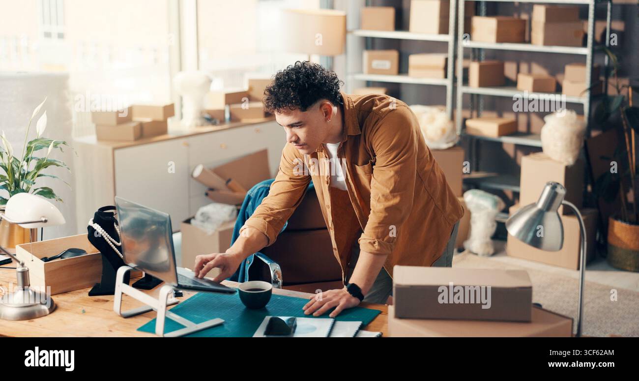 Logistik, Laptop und Mann im Büro für E-Commerce, Beschaffungs-E-Mail oder Schmuck. Computer, Versandhändler oder Online-Bestellung Stockfoto