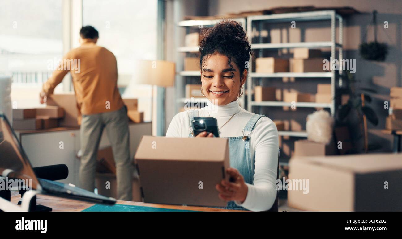 Box, Logistik und Telefon mit Frau im Vertriebsbüro für Barcode-Scannen oder Inventar. Paketverfolgung, Foto und Lieferkette mit Stockfoto