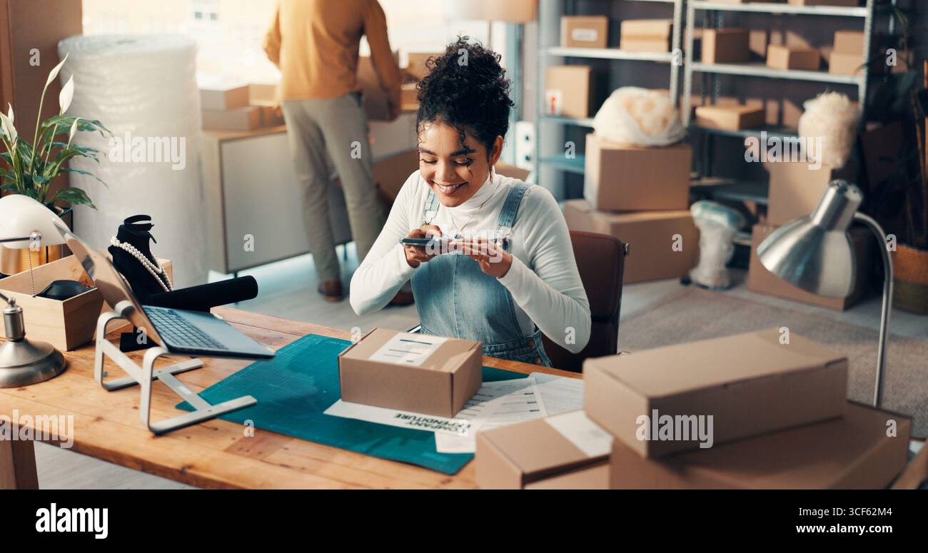Box, Telefon und Lieferkette mit Frau im Vertriebsbüro für die Inventar- oder Paketverfolgung. Barcode-Scannen, Logistik und Fotografieren mit Stockfoto