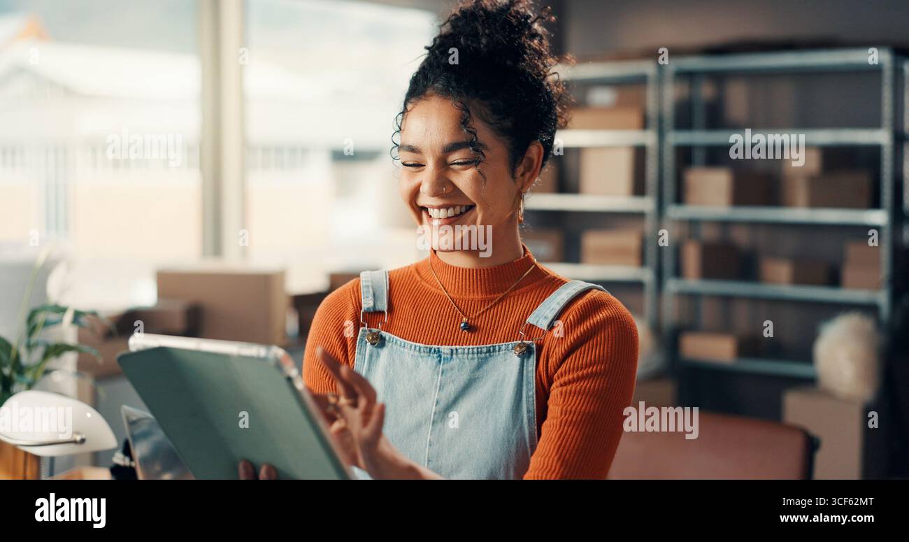 Tablet, Smile und Frau im Büro für E-Commerce, Bestandsverwaltung oder Online-Rezensionen. Technologie, Distributor und App für den Versand in kleinen Stückzahlen Stockfoto