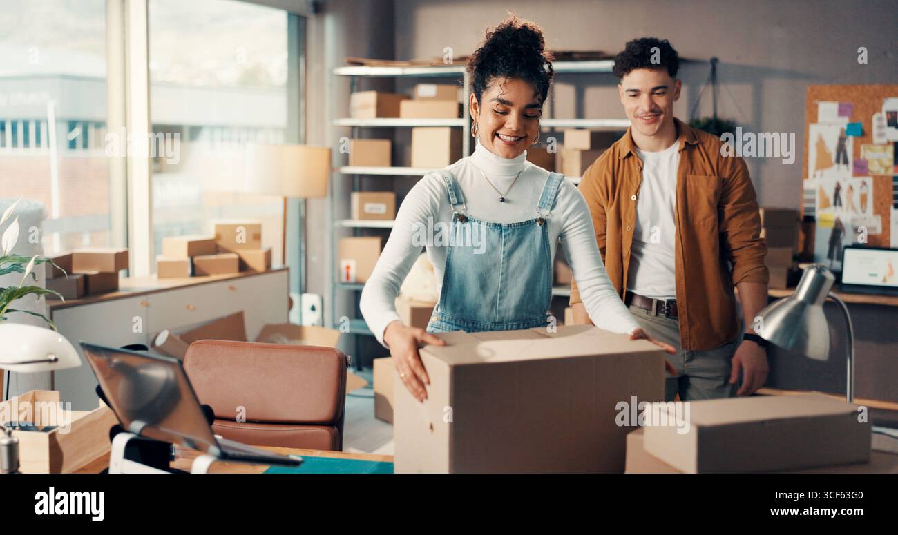 Frau, Mann und Box für die Lieferung im Büro, in der Bestellung oder in der Lieferkette mit Team für den Versand kleiner Unternehmen. Verteilung, Paket oder Paket mit Personen Stockfoto