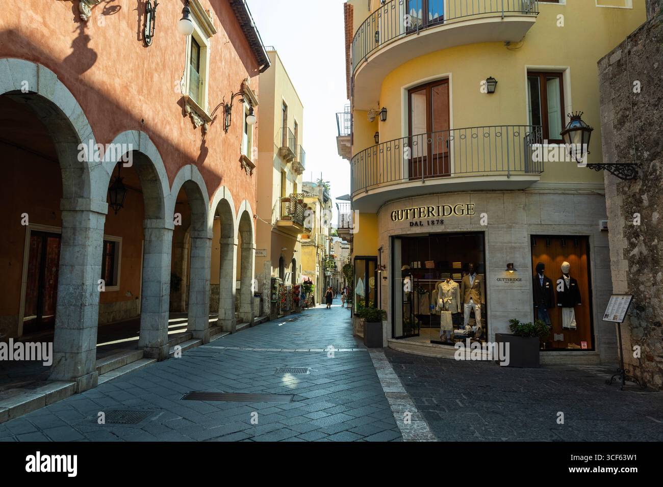 Das Einkaufsviertel von der Stadt Taormina an der Ostküste der Insel Sizilien Stockfoto