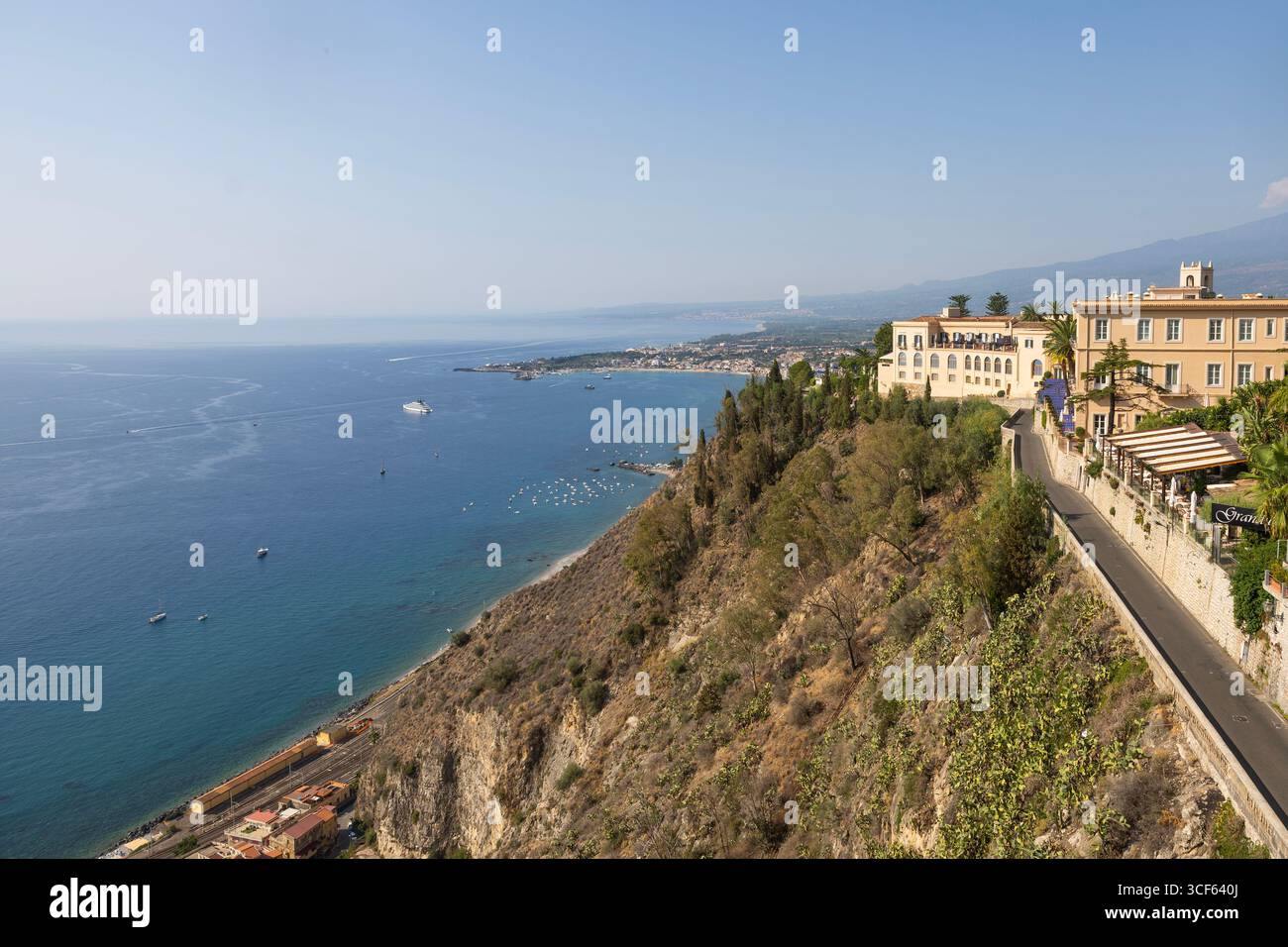 Blick auf das Ionische Meer mit der Gemeinde Giardini Naxos von der Stadt Taormina an der Ostküste der Insel Sizilien Stockfoto