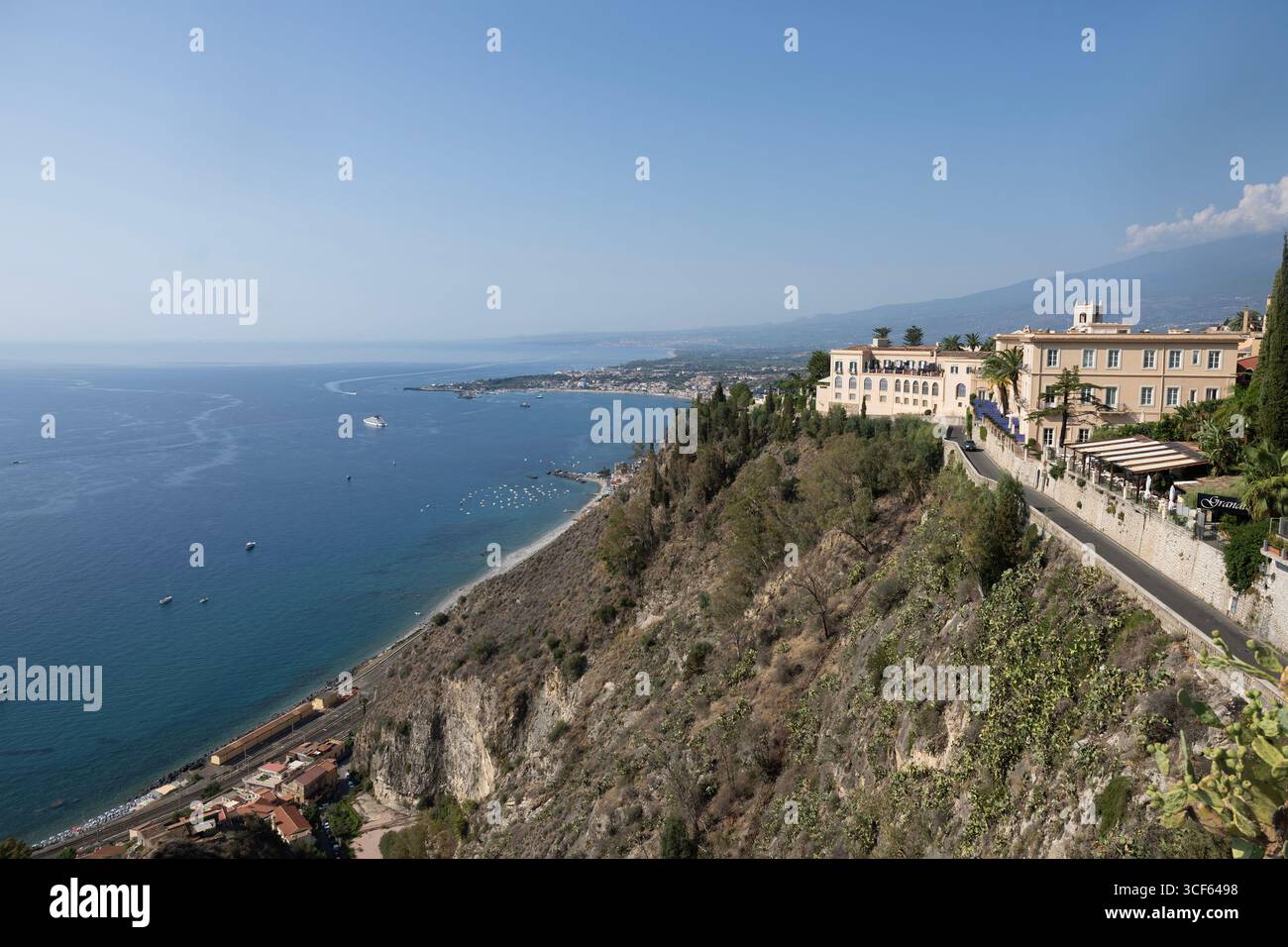 Blick auf das Ionische Meer mit der Gemeinde Giardini Naxos von der Stadt Taormina an der Ostküste der Insel Sizilien Stockfoto